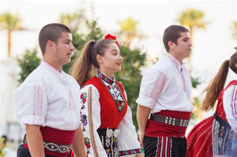  Uroczy Festiwal z Uighuren! Odkryj Magię Muzyki i Tańca na Żywo!